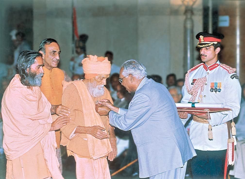 पद्म भूषण सम्मान ग्रहण करते हुए