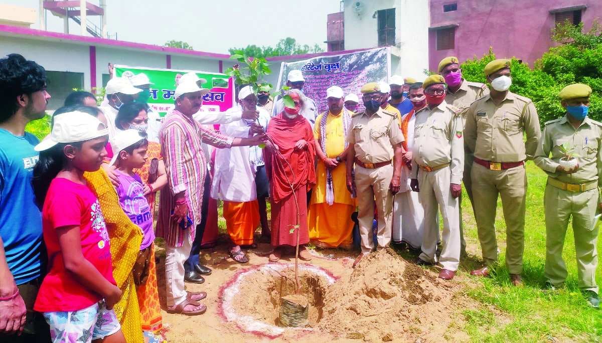 पर्यावरण संरक्षण एवं संवर्धन हेतु आयोजित कार्यक्रम में पौधारोपण करते हुए स्वामी ओमानन्द जी महाराज।