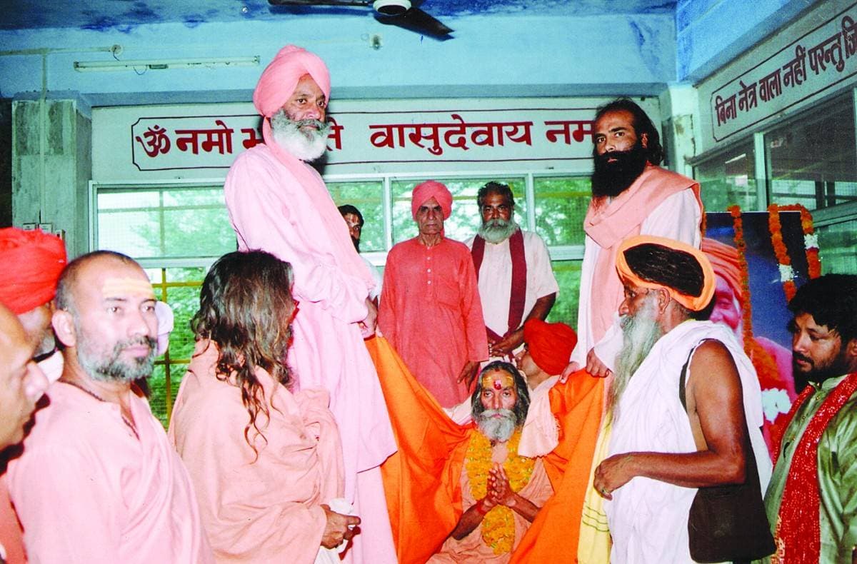 पुण्य संत-महात्माओं द्वारा उत्तरीय वस्त्र प्रदान करते हुए