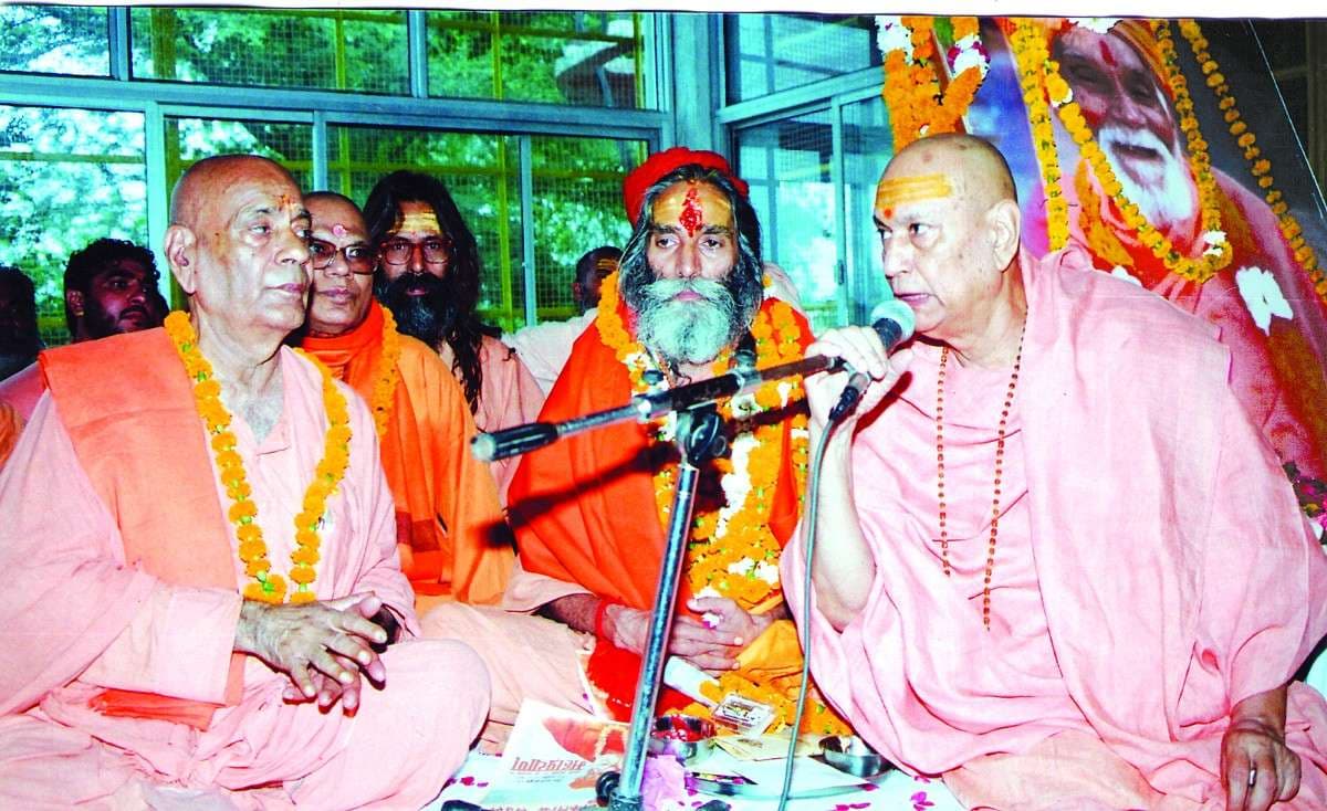 निवर्तमान जगद्गुरु शंकराचार्य स्वामी सत्यमित्रानंद जी द्वारा स्वामी जी को आशीर्वाद